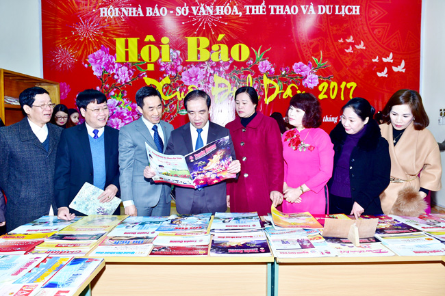 Đồng chí Bí Thư Tỉnh uỷ Chẩu Văn Lâm Tham quan Phòng trưng bày Xuân 2017